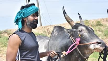 ஊரடங்கு நடுவில்...  ஊரே அடங்கி நிற்கும் கருப்பனை பிடித்து செல்லும் சூரி..! குவியும் லைக்ஸ்..!