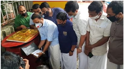 മുഖ്യമന്ത്രിയുടെ ഓഫീസിലേക്ക് 'സ്വര്ണ ബിസ്ക്കറ്റ്' അയച്ച് പ്രതിഷേധിക്കാന് യൂത്ത് ലീഗ്