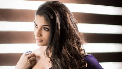 VJ Maheswari :மல்லாக்க படுத்து உடலை வளைத்து நெளித்து கிளாமர் போஸ் கொடுத்த விஜே மகேஸ்வரி- வைரலாகும் ஹாட் clicks