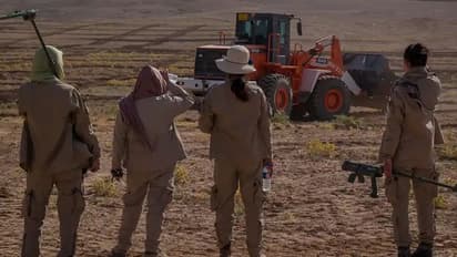 ഐസിസ് തകര്ത്തെറിഞ്ഞ പ്രദേശത്തുനിന്നും മൈനുകള് നീക്കം ചെയ്യുന്ന പെണ്പട; ഇത് അതിജീവനത്തിന്റെ ചിത്രം