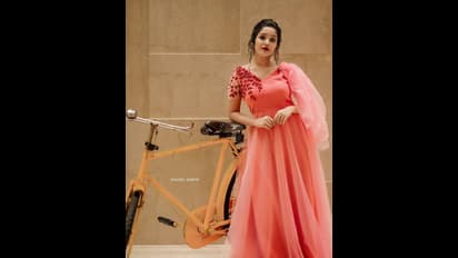 14 வயதிலேயே தன்னை அறியாமல் தாறுமாறாக உருவெடுக்கும் அனிகா... கேரள உடையில் நடத்திய லேட்டஸ்ட் போட்டோ ஷூட்...!