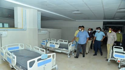ಕೋವಿಡ್‌ ಆಸ್ಪತ್ರೆಗೆ ಭೇಟಿ: ಕೊರೋನಾ ಸೋಂಕಿತರಿಗೆ ಆತ್ಮಸ್ಥೈರ್ಯ ತುಂಬಿದ ಸಚಿವ ಆನಂದ ಸಿಂಗ್‌