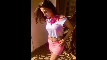 அந்த இடத்தை மறைக்க கர்சீப்பை கட்டிக்கொண்ட விஜய் பட நடிகை! 40 வயதில் இது தேவையா?  என விமர்சிக்கும் நெட்டிசன்கள்