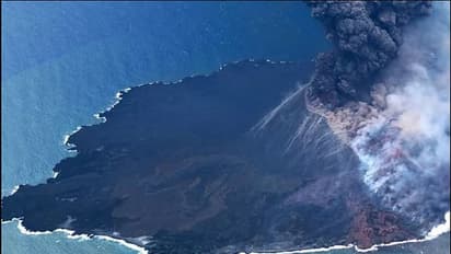 പൊട്ടിത്തെറികളിലൂടെ ഒരു ദ്വീപ് ഉയരുന്നു; ഭൂമിയിലെ അത്ഭുതമായി കടലിലെ അഗ്നിപര്‍വ്വതം