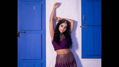 ஆஹா என்ன வளைவு... நெளிவு மிதமான கவர்ச்சியில் சுண்டி இழுக்கும் பவித்ரா  லட்சுமி