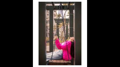 பிங்க் நிற உடை அணிந்து விளையாடி கொண்டு இருக்கும் ருக்ஷர் தில்லான் போட்டோ கேலரி