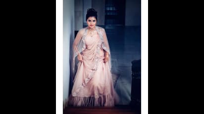 சுருட்டை முடி அழகியின்... கொடி  சுழலியின் லேட்டஸ்ட் போட்டோஸ்!