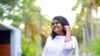 தொகுப்பாளினி அகல்யா வித விதமான உடையில்... ரகரகமாய் கொடுத்து அசத்திய போஸ்!