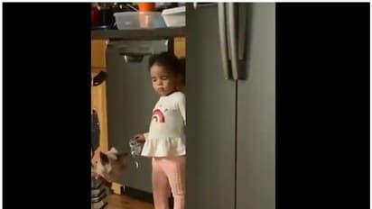 സ്നാക്സ് മോഷ്ടിച്ചത് അമ്മ കൈയോടെ പിടികൂടിയപ്പോള് ഉറക്കം നടിച്ച് കൊച്ചുപെണ്കുട്ടി; വൈറലായി വീഡിയോ