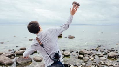 சூப்பர் ஸ்டாரை கையில் கல்லுடன் விரட்டிய இயக்குநர்... ஷூட்டிங் ஸ்பாட்டில்  நடந்த ரணகளம்....!