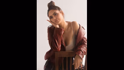 అర్ధనగ్నంగా అదరగొడుతున్న హాట్ బ్యూటీ ఈషా