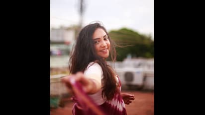 விதவிதமான உடையில் அழகாக சிரித்து போஸ் கொடுக்கும் ஸ்ம்ருதி வெங்கட் போட்டோ கேலரி!