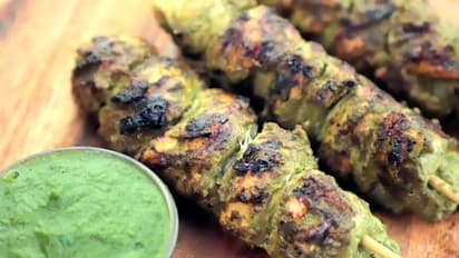 বৃষ্টি ভেজা দিনে আড্ডা জমে উঠুক চিকেন পাহাড়ি কবাবের সঙ্গে, রইল সহজ রেসিপি