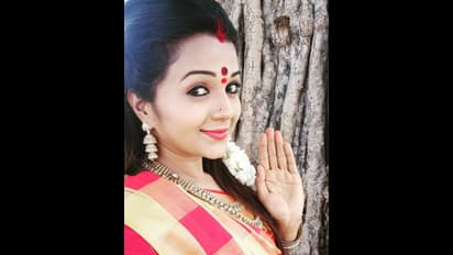 தேவதையை கண்டேன் சீரியல் நடிகை கீர்த்தி... மாடர்ன் ட்ரெஸ்ஸில் வெளியிட்ட ஹாட் போட்டோஸ்!