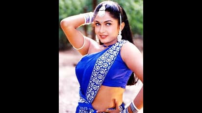 இந்த போட்டோவில் நம்ம ராஜமாதாவை சரியா கண்டுபிடிங்க பார்க்கலாம்?... யாருன்னு தெரிந்தால் ஆடிப்போவீங்க...!