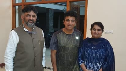 ನಟ ಶಿವರಾಜ್​ ಕುಮಾರ್​ ನಿವಾಸಕ್ಕೆ ಡಿಕೆಶಿ ಅಚ್ಚರಿ ಭೇಟಿ: ಏನಿದು ರಾಜಕಾರಣದಲ್ಲಿ ಹೊಸ ಸುದ್ದಿ?