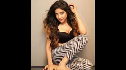 “இதுக்கு புடவையே கட்ட வேண்டாமே”... சேலையில் வில்லங்கமாய் போஸ் கொடுத்த சாக்ஷியால் நொந்து போன ரசிகர்கள்!