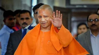 ആദിത്യനാഥിന്റെ ഓഫീസിന് മുന്നിൽ യുവതിയും മകളും ആത്മഹത്യക്ക് ശ്രമിച്ച സംഭവം; മൂന്ന് പൊലീസുകാര്ക്ക് സസ്പെന്ഷന്