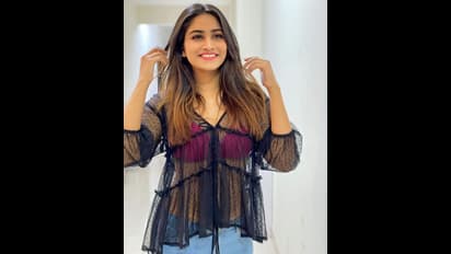 உள்ளாடை தெரிய மெல்லிய உடையில் ஷிவானி! இந்த அடக்கம் ஒடுக்கம் ரொம்ப ரொம்ப சூப்பர் என தெறிக்கும் கமெண்ட்ஸ் !