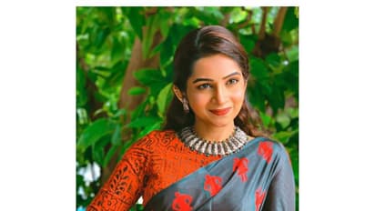 விதவிதமான உடையில் விதவிதமான கலரில் ஆடை அணிந்து கலக்கும் நக்ஷத்திர