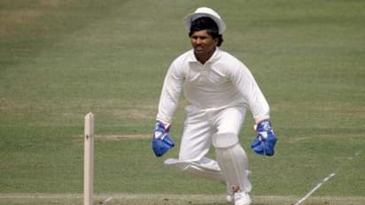 இந்திய கிரிக்கெட் வீரரை பேட்டால் அடிக்கவந்த பாகிஸ்தான் வீரர்..! பின்னர் நடந்தது என்ன..?