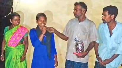 தினமும் 100 கிமீ பயணம்.. கேரளாவில் சாதித்த தமிழக பழங்குடியின மாணவி..! 10ம் வகுப்பில் 95% மதிப்பெண்