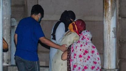 'বিকাশের ভাগ্যে এটাই ছিল', ছেলেকে নিয়ে স্বামীর শেষযাত্রায় এসে বললেন সহধর্মিনী রিচা