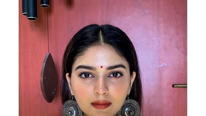 பச்சை நிற மாடர்ன் டிரஸ் போட்ட பச்சை கிளியாய்.. ரசிகர்களை ரசிக்க வைக்கும்.. வைபவி போட்டோ ஷூட்!