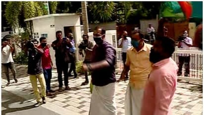 ശിവശങ്കറിന്റെ ഫ്ലാറ്റിലേക്ക് യുവമോര്ച്ചയുടെ പ്രതിഷേധം; ചില്ലുകള് അടിച്ചുതകര്ത്തു, കരിഓയില് ഒഴിച്ചു