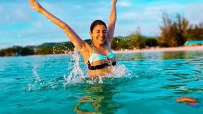 நடிகை அனுஷ்கா ஷர்மாவின் ஹாட் பிகினி போட்டோஸ்..! பார்த்தாலே பற்றி கொள்ளும் ஹாட்..!