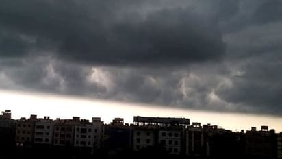 সন্ধের আগে রাতের অন্ধকার, ঝাঁপিয়ে বৃষ্টি কলকাতায়