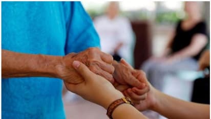 അയല്ക്കാരനായ വൃദ്ധനൊപ്പം പത്തൊന്പതുകാരിയെ കാണാതായി; തട്ടിക്കൊണ്ടുപോയതാണെന്ന് പെണ്കുട്ടിയുടെ കുടുംബം