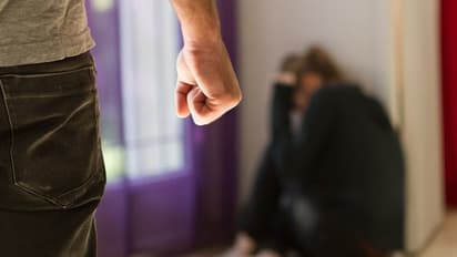 গার্হস্থ্য নির্যাতনের নৃশংস ঘটনা, ক্রিকেট ব্যাট দিয়ে স্ত্রীর মুখ ফাটাল স্বামী