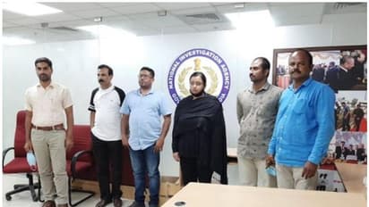 സ്വർണക്കടത്ത് കേസിൽ സ്വപ്നയുടെയും സന്ദീപിന്റെയും അറസ്റ്റ് രേഖപ്പെടുത്തി; ഉച്ചയോടെ കൊച്ചിയിലെത്തിക്കും