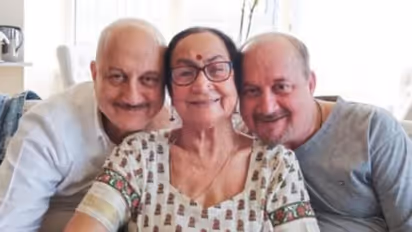 'মা কিছুদিন ধরে খাওয়া-দাওয়া বন্ধ করে দেয়', কোভিড পজিটিভ অনুপম খেরের মা