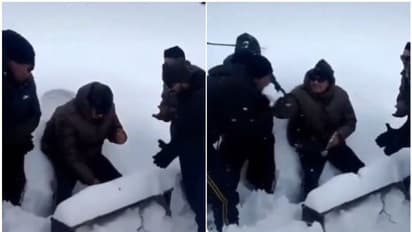 বরফের কেক কেটে জন্মদিন পালন জওয়ানদের,সেওয়াগের শেয়ার করা ভিডিও দেখলে চোখের কোণ ভিজবে আপনারও