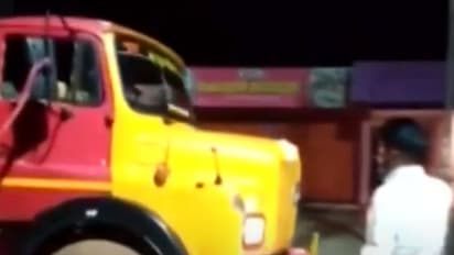 കുളത്തിന് ആഴം കൂട്ടുന്നെന്ന മറവില് പാറഖനനം; ഇടുക്കി പുഷ്പഗിരിയില് ലോറി നാട്ടുകാര് പിടികൂടി