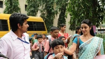 அட இந்த டீச்சர்ஸை  மறக்க முடியுமா?  இப்படி ஒரு மிஸ் நமக்கு கிடைக்கலையே என பீல் பண்ண வைத்த நடிகைகள்!