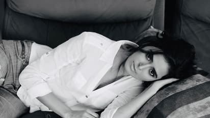 பக்கா போஸ்... இடி போன்ற அழகில்... மனதில் இறங்கும் மீனாட்சி தீட்சித்!