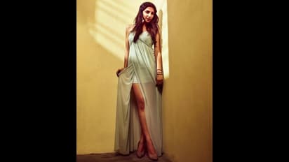 தொடையை காட்டி... மிரட்டல் கவர்ச்சியில் முரட்டு போஸ் கொடுத்த விஜய் டிவி ஆங்கர் பாவனா!