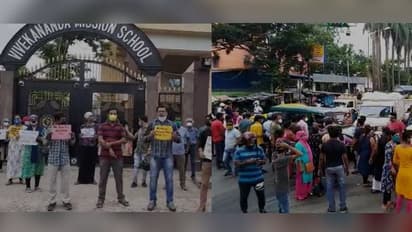 ফি কমানোর দাবিতে ফের বিক্ষোভ শহরেরও আরও ২ স্কুলে, পথ অবরোধ করল অভিভাবকরা
