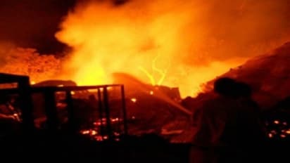 ফের বিধ্বংসী আগুন বাংলায়, টায়ারের গোডাউন পুড়ে লক্ষাধিক টাকার ক্ষতি