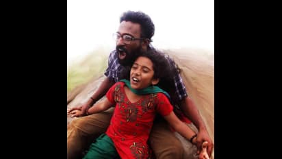 அப்பா கதாபாத்திரமாகவே மாறி நடித்த நடிகர்கள்!