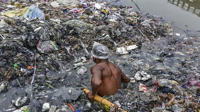 హైదరాబాద్: మణికొండ నాలాలో గల్లంతైన వ్యక్తిని రజనీకాంత్గా గుర్తింపు.. కొనసాగుతున్న సెర్చ్ ఆపరేషన్