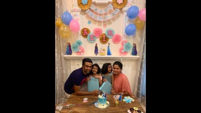 அஷ்வினின் அழகிய குடும்பம் ஃபோட்டோ கேலரி