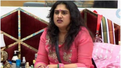 கையில் மது கோப்பையுடன்... நெருக்கமாக அமர்ந்திருக்கும் ஆண் நபர் யார்? கழுவி ஊற்றியவர்களுக்கு வனிதா பதிலடி!