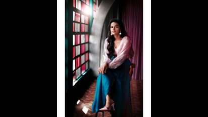 மாடர்ன் உடையில் செம்ம ஹாட்... புடவையில் சூப்பர் ஹோம்லி..! இரண்டிலும் கலக்கும் ஷர்தா ஸ்ரீநாத்!