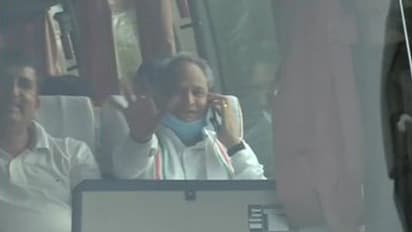 राजस्थान : मंत्रियों के साथ गहलोत फेयरमोंट होटल से अपने आवास पर पहुंचे, मंत्रिमंडल की बैठक