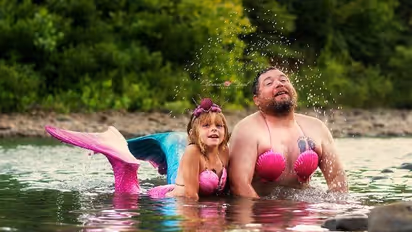 മകളോടൊപ്പം മത്സ്യകന്യകയെ പോലെ വസ്ത്രമണിഞ്ഞൊരു അച്ഛന്‍; വൈറലായി ചിത്രങ്ങള്‍...