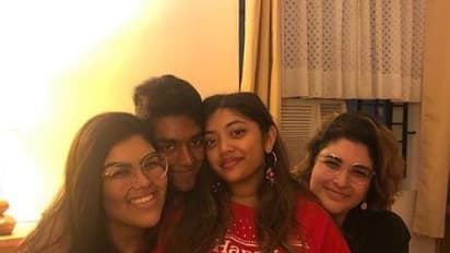 அம்மாவை மிஞ்சிய அழகிகளாய் நடிகை குஷ்பு மகள்கள்..! மாறி மாறி அன்பை பொழியும் கண்கொள்ளா காட்சி!